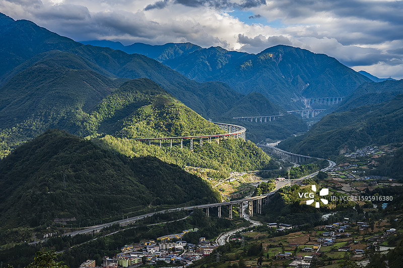 雅西高速石棉干海子大桥螺旋隧道山区高速公路图片素材
