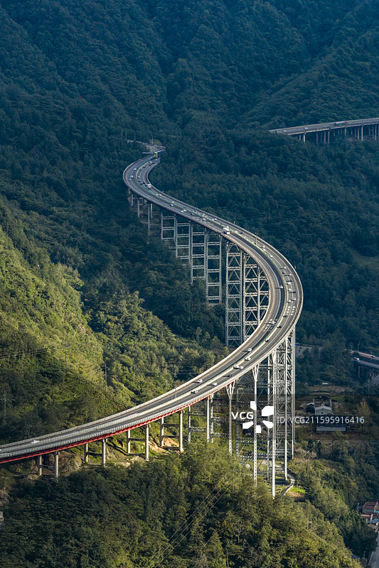 雅西高速石棉干海子大桥螺旋隧道山区高速公路图片素材
