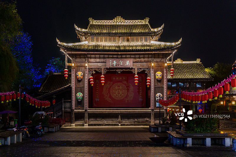 夜色下的重庆边城洪安古镇上的戏台风光图片素材