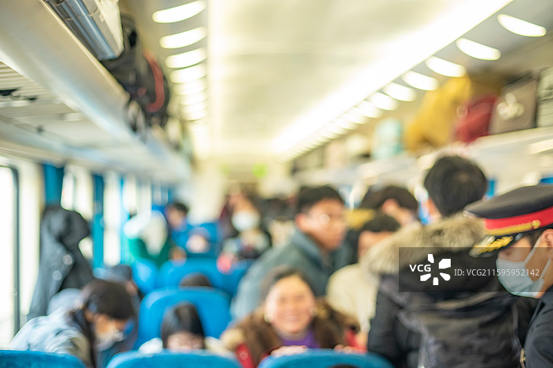 中国城市交通拍摄主题，国内火车交通公共设施，绿皮火车里座位和拥挤的旅客，室内人群图像摄影图片素材