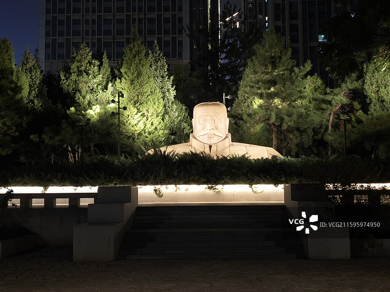 唐山市大钊公园李大钊雕像夜景图片素材