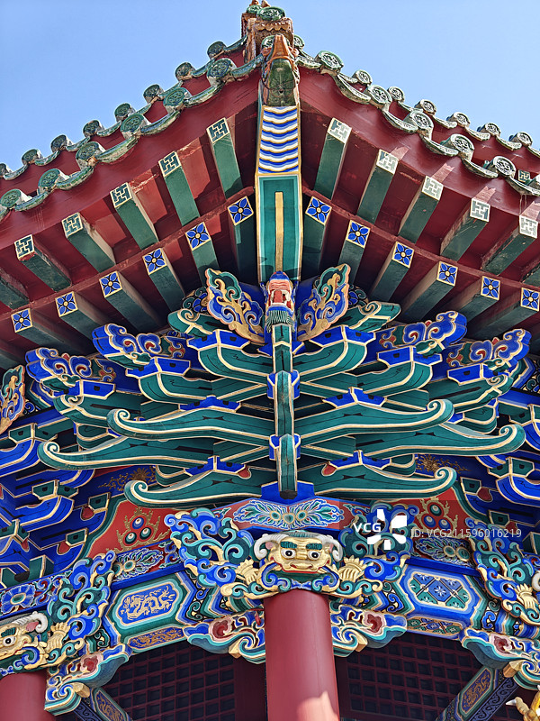 沈阳故宫大政殿的斗拱檐柱雀替额枋与和玺彩画图片素材