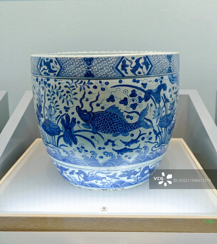 广西壮族自治区博物馆明朝时期青花鱼藻纹大缸图片素材