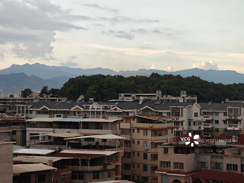 浓密云层，美丽晚霞之下的山城龙岩城市风光图片素材