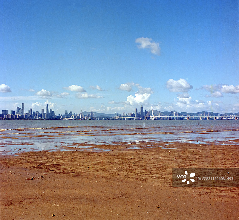 香港下白泥远眺深圳盐田（中画幅胶片）图片素材