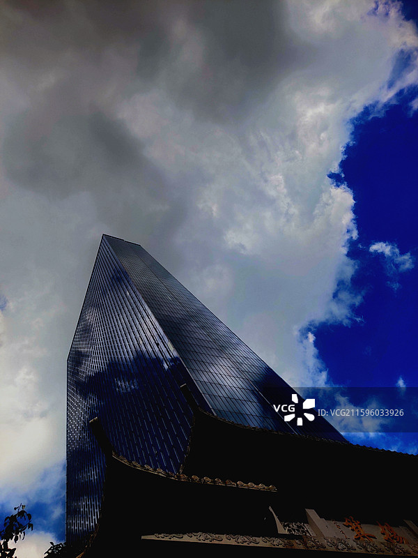 广州、晴转阴天多云、壁纸、广州大道南--杨箕村牌坊及写字楼建筑物、城市风景风光图片素材