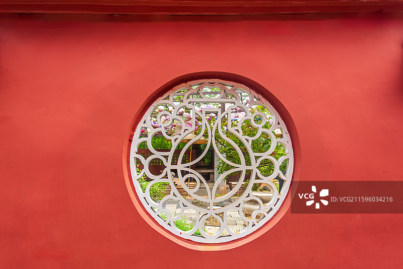 中式建筑-重庆丰都名山红墙上的圆形镂空景观窗图片素材
