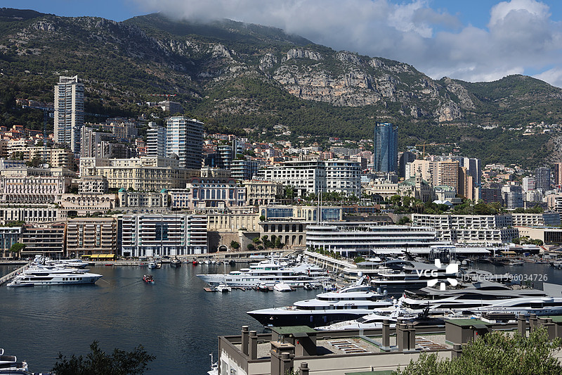 摩纳哥全景：蒙特卡洛赌场、摩纳哥王宫瞰老城，F1 赛道穿街巷，拉沃托海滩映港口，圣尼古拉斯教堂与游艇图片素材