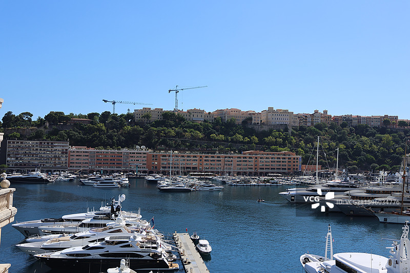 摩纳哥全景：蒙特卡洛赌场、摩纳哥王宫瞰老城，F1 赛道穿街巷，拉沃托海滩映港口，圣尼古拉斯教堂与游艇图片素材