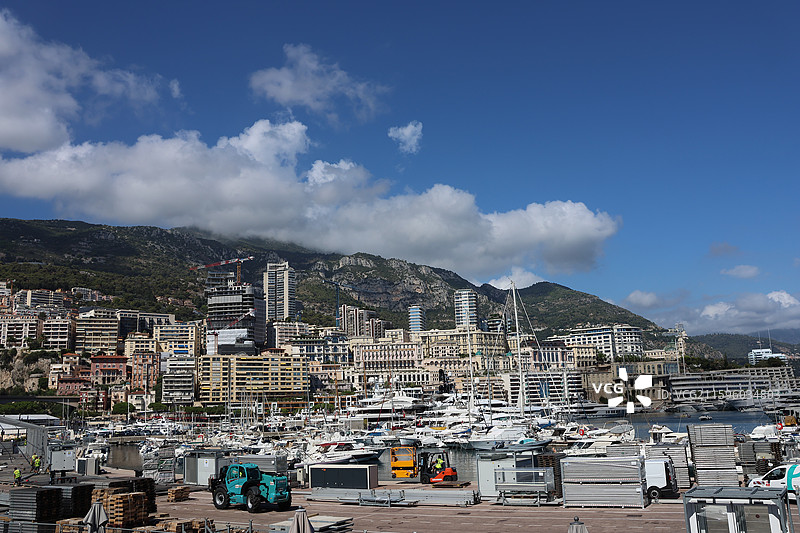 摩纳哥全景：蒙特卡洛赌场、摩纳哥王宫瞰老城，F1 赛道穿街巷，拉沃托海滩映港口，圣尼古拉斯教堂与游艇图片素材