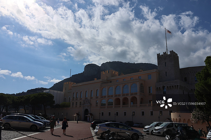 摩纳哥全景：蒙特卡洛赌场、摩纳哥王宫瞰老城，F1 赛道穿街巷，拉沃托海滩映港口，圣尼古拉斯教堂与游艇图片素材