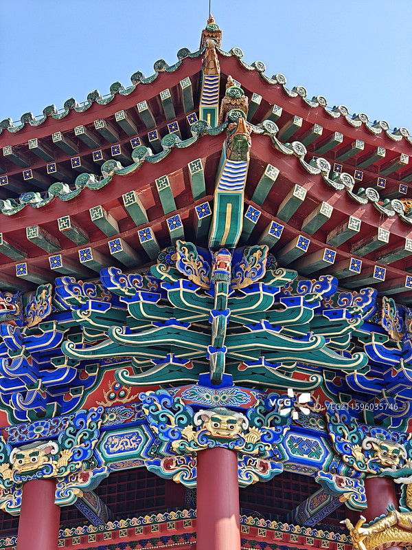 沈阳故宫大政殿的斗拱檐柱雀替额枋与和玺彩画图片素材