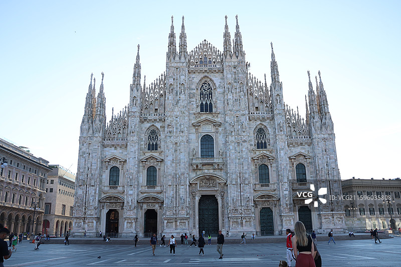 米兰大教堂穹顶之光，埃马努埃莱拱廊奢华购物，斯卡拉歌剧院艺术盛宴，斯福尔扎城堡历史回响，拿破仑大街时图片素材
