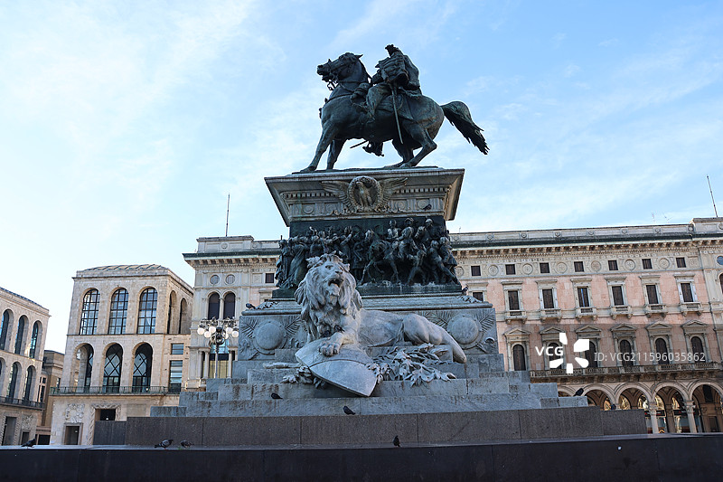 米兰大教堂穹顶之光，埃马努埃莱拱廊奢华购物，斯卡拉歌剧院艺术盛宴，斯福尔扎城堡历史回响，拿破仑大街时图片素材