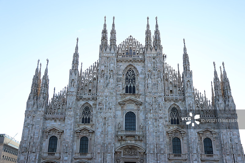 米兰大教堂穹顶之光，埃马努埃莱拱廊奢华购物，斯卡拉歌剧院艺术盛宴，斯福尔扎城堡历史回响，拿破仑大街时图片素材