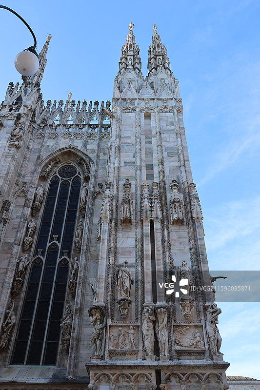 米兰大教堂穹顶之光，埃马努埃莱拱廊奢华购物，斯卡拉歌剧院艺术盛宴，斯福尔扎城堡历史回响，拿破仑大街时图片素材