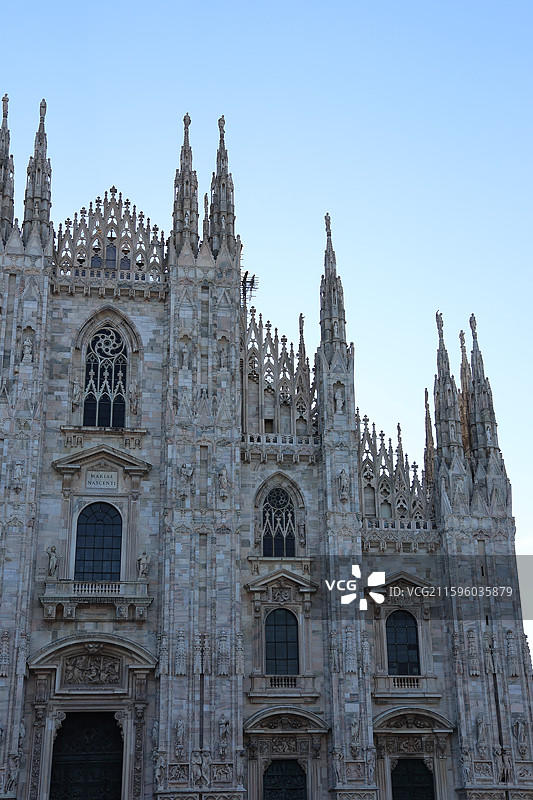 米兰大教堂穹顶之光，埃马努埃莱拱廊奢华购物，斯卡拉歌剧院艺术盛宴，斯福尔扎城堡历史回响，拿破仑大街时图片素材