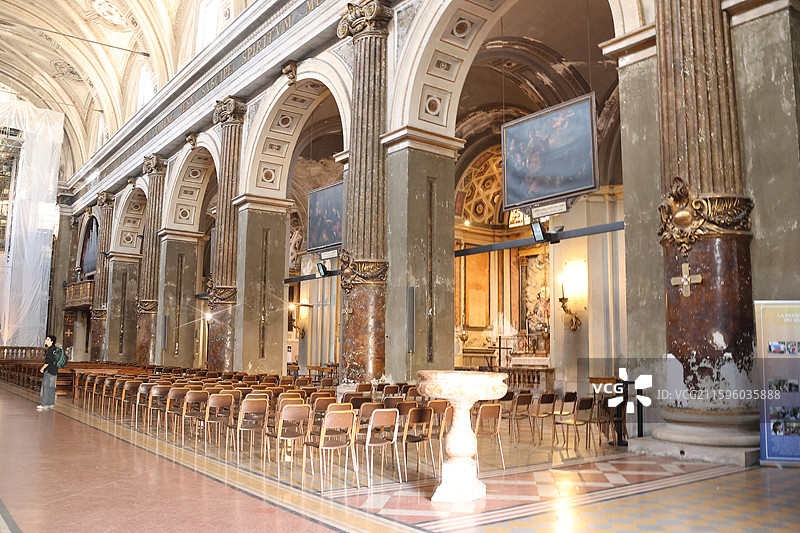 米兰大教堂穹顶之光，埃马努埃莱拱廊奢华购物，斯卡拉歌剧院艺术盛宴，斯福尔扎城堡历史回响，拿破仑大街时图片素材