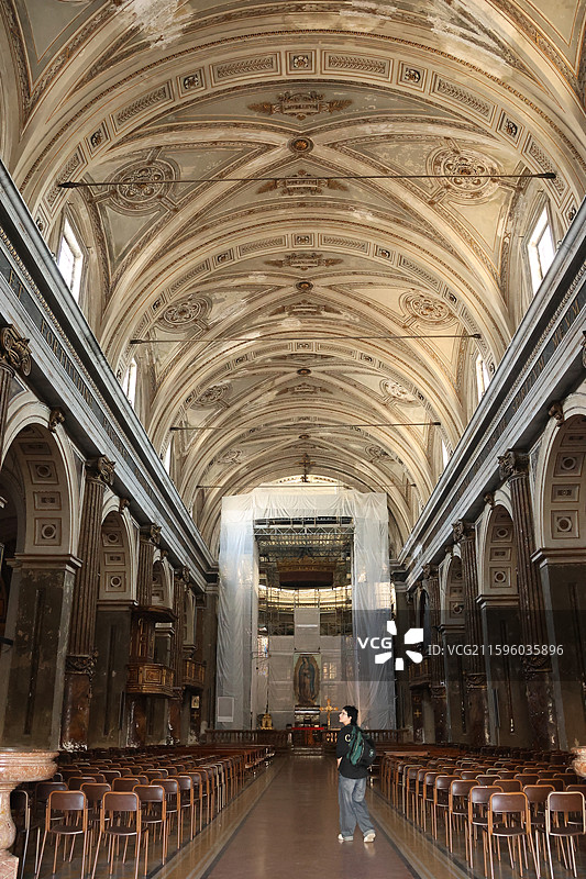 米兰大教堂穹顶之光，埃马努埃莱拱廊奢华购物，斯卡拉歌剧院艺术盛宴，斯福尔扎城堡历史回响，拿破仑大街时图片素材