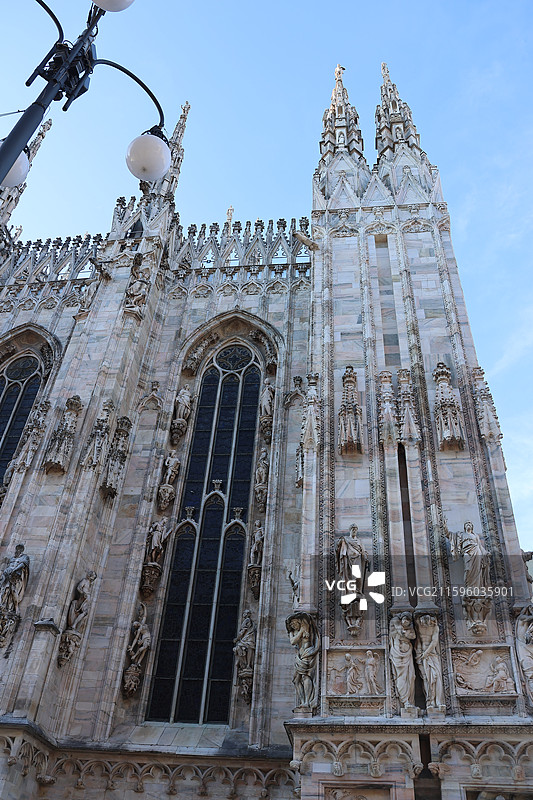 米兰大教堂穹顶之光，埃马努埃莱拱廊奢华购物，斯卡拉歌剧院艺术盛宴，斯福尔扎城堡历史回响，拿破仑大街时图片素材