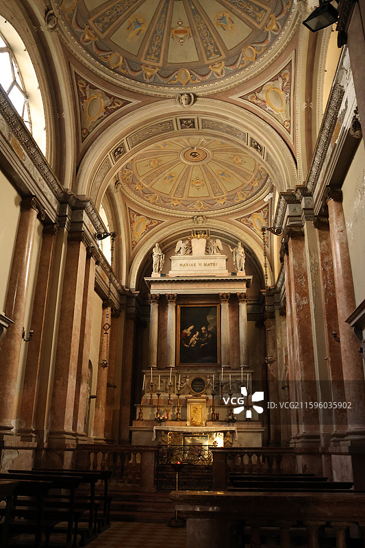 米兰大教堂穹顶之光，埃马努埃莱拱廊奢华购物，斯卡拉歌剧院艺术盛宴，斯福尔扎城堡历史回响，拿破仑大街时图片素材