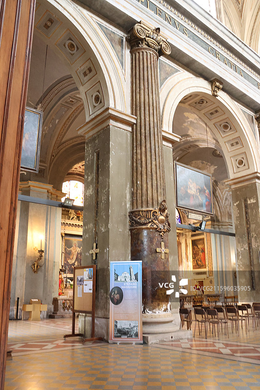 米兰大教堂穹顶之光，埃马努埃莱拱廊奢华购物，斯卡拉歌剧院艺术盛宴，斯福尔扎城堡历史回响，拿破仑大街时图片素材