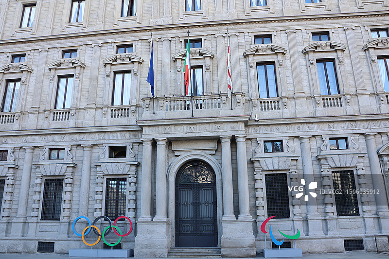 米兰大教堂穹顶之光，埃马努埃莱拱廊奢华购物，斯卡拉歌剧院艺术盛宴，斯福尔扎城堡历史回响，拿破仑大街时图片素材