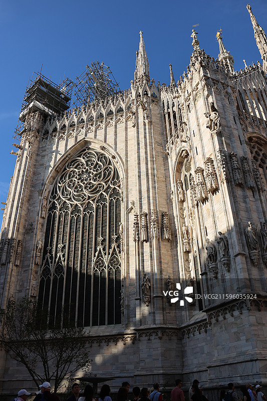 米兰大教堂穹顶之光，埃马努埃莱拱廊奢华购物，斯卡拉歌剧院艺术盛宴，斯福尔扎城堡历史回响，拿破仑大街时图片素材