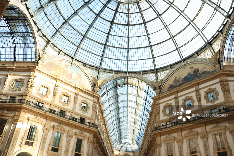 米兰大教堂穹顶之光，埃马努埃莱拱廊奢华购物，斯卡拉歌剧院艺术盛宴，斯福尔扎城堡历史回响，拿破仑大街时图片素材