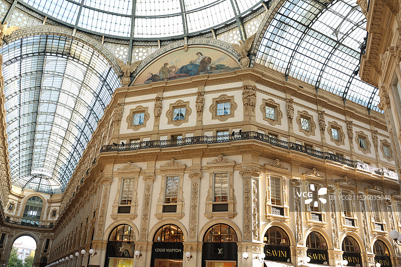 米兰大教堂穹顶之光，埃马努埃莱拱廊奢华购物，斯卡拉歌剧院艺术盛宴，斯福尔扎城堡历史回响，拿破仑大街时图片素材