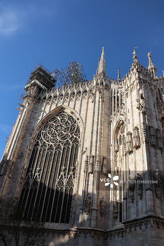 米兰大教堂穹顶之光，埃马努埃莱拱廊奢华购物，斯卡拉歌剧院艺术盛宴，斯福尔扎城堡历史回响，拿破仑大街时图片素材