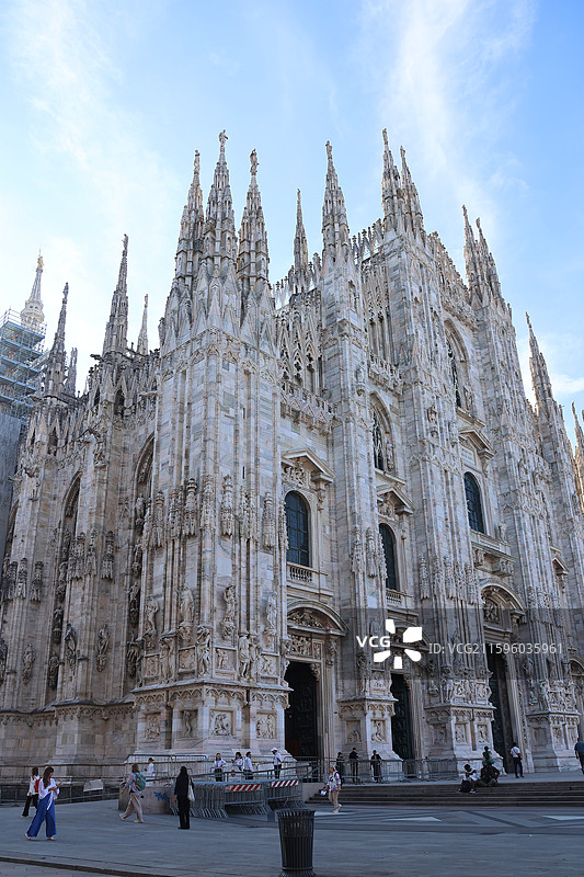 米兰大教堂穹顶之光，埃马努埃莱拱廊奢华购物，斯卡拉歌剧院艺术盛宴，斯福尔扎城堡历史回响，拿破仑大街时图片素材