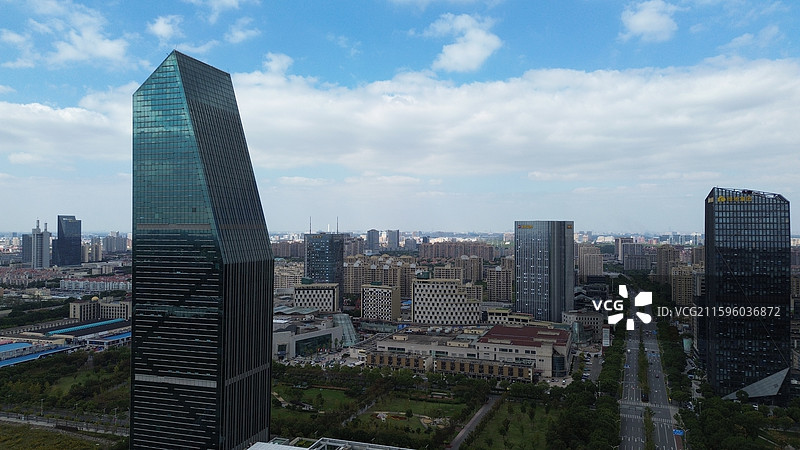 上海奉贤新城城市景象，中企联合大厦图片素材