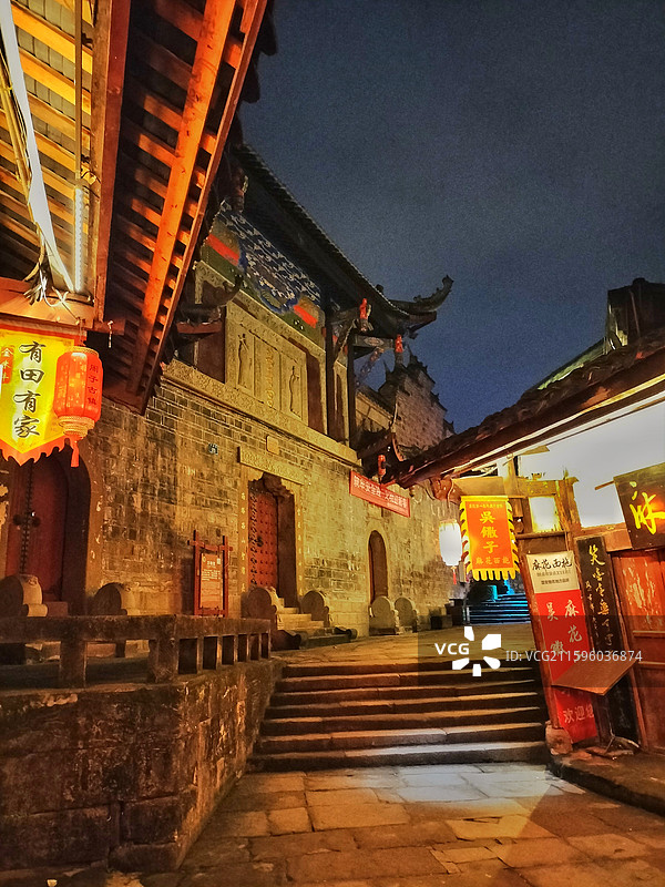 夜幕下的四川南充蓬安嘉陵第一桑梓景区的周子古镇图片素材