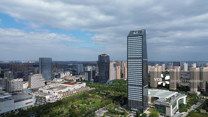 上海奉贤新城城市景象，中企联合大厦图片素材