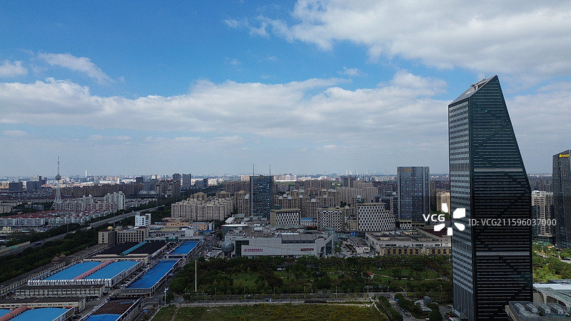 上海奉贤新城城市景象，中企联合大厦图片素材