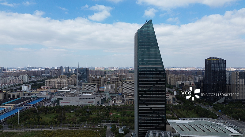 上海奉贤新城城市景象，中企联合大厦图片素材