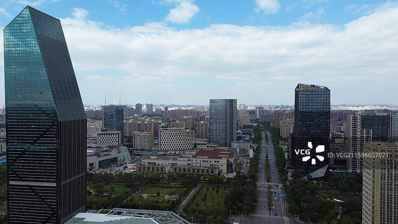上海奉贤新城城市景象，中企联合大厦图片素材