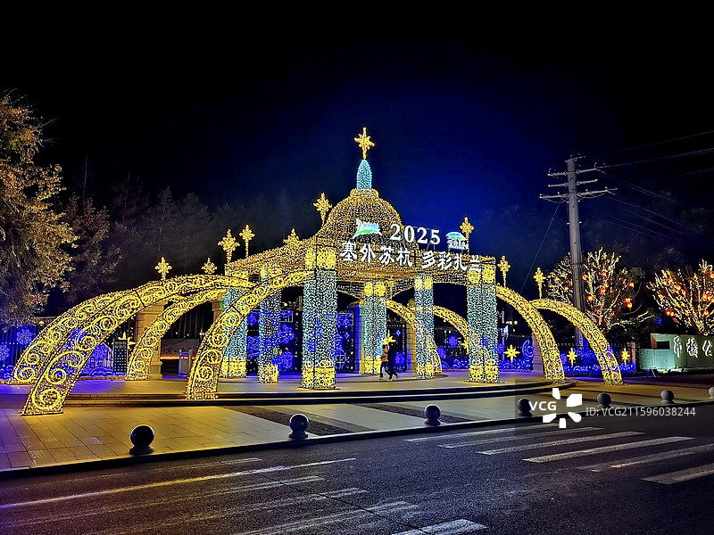 内蒙古自治区呼伦贝尔市扎兰屯市，吊桥公园夜景图片素材