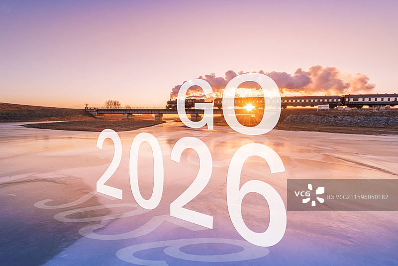 2026新年元旦日出冰河上的铁路蒸汽机车图片素材