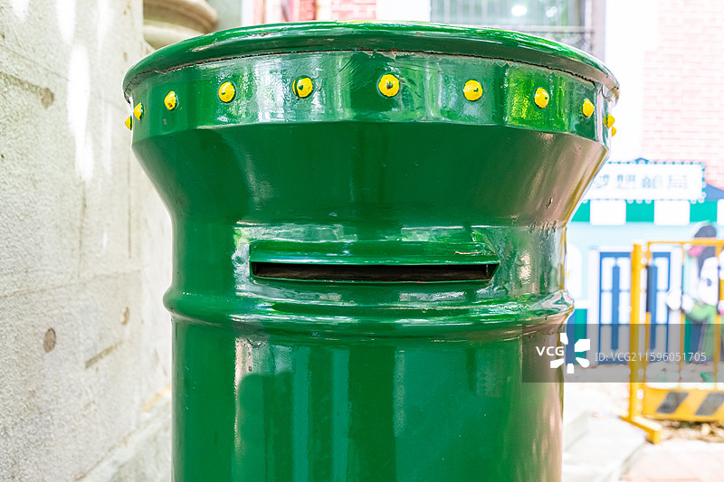 中国生活用品拍摄主题，街道路边一个绿色的传统邮政信筒复古邮筒邮箱，户外白昼无人图像摄影图片素材