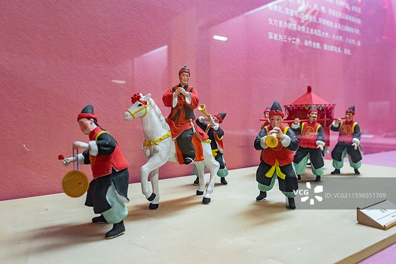 中国山东省济宁市博物馆老馆，礼成家国礼俗风情展厅，古代结婚娶媳妇迎亲敲锣打鼓仪仗队，室内无人图像摄影图片素材