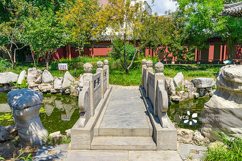 中国旅游景区拍摄主题，山东省济宁市任城区济宁市博物馆老馆崇觉寺里的露台花园，室内无人图像摄影图片素材