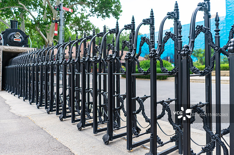 中国公共设施拍摄主题，一个复古风格黑色电子自动推拉门栏杆围栏护栏，户外白昼无人图像摄影图片素材