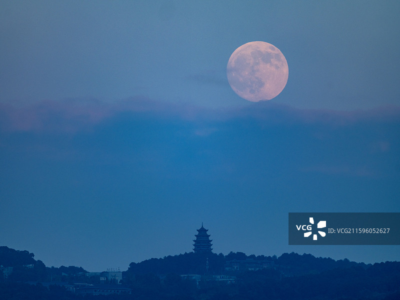 重庆云外楼中秋圆月与飞机穿月图片素材