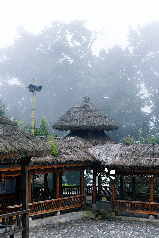 大雾下元阳阿者科景区迎宾广场迴廊图片素材