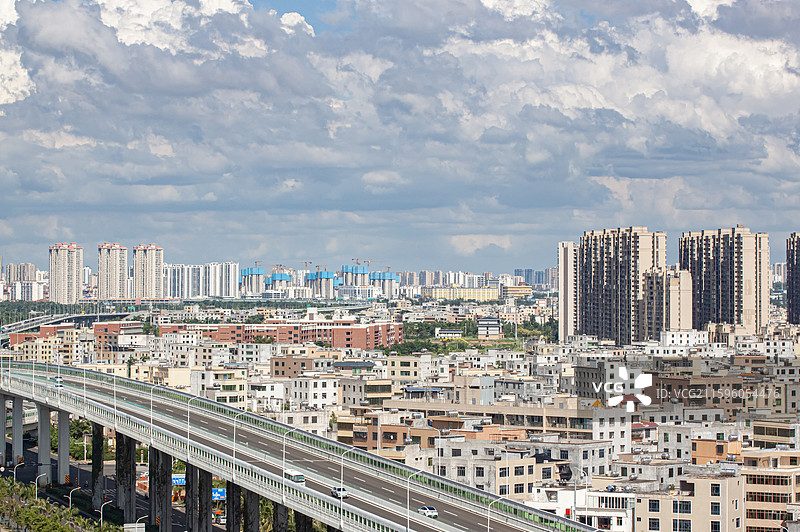海南省海口市秀英区，海秀快速路与城市图片素材