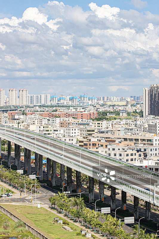 海南省海口市秀英区，海秀快速路与城市图片素材