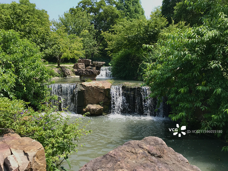 扬州市瘦西湖风景区石壁流淙晴朗夏日阳光明媚图片素材