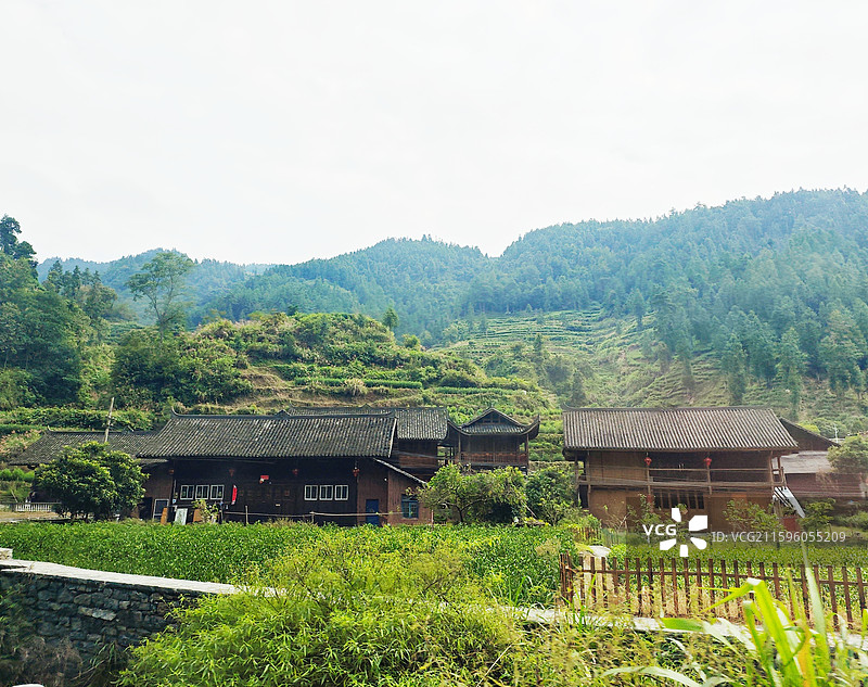 湖南省湘西土家族苗族自治州保靖县吕洞山镇传统村落木屋图片素材